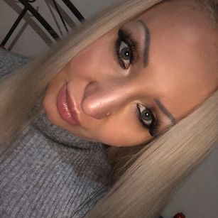 Model - Laura biglips