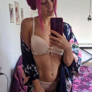 Model - Victoria Rainbow shaved