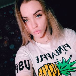 Model - MaryRouds kiss