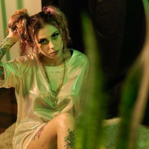 Model - ALICE WEIRD shower