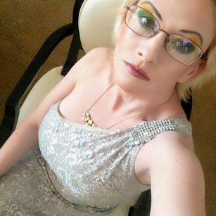 Model - EveHellPornStar kissing