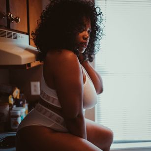 Model - Heavely Heaux lingerie