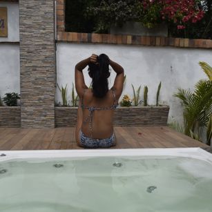 Model - Nicoll natural