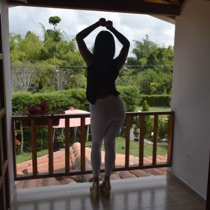 Model - Nicoll brunette