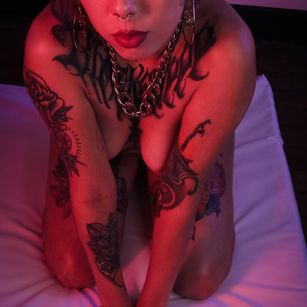 Model - ALICE WEIRD anal