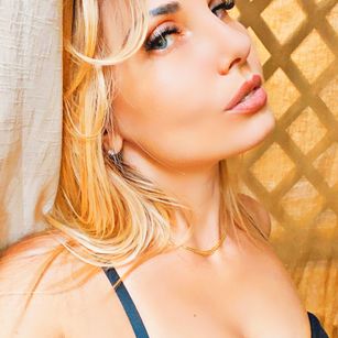 Model - Viola hotbody