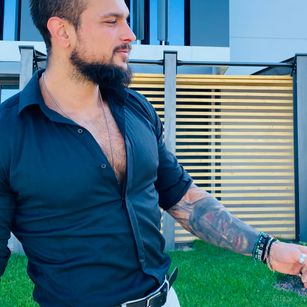 Model - DeimonRay brunette