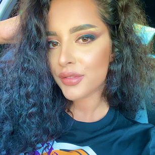 Model - Evie Rose vibrator