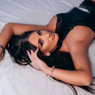 Model - AnnaKarev bigtits