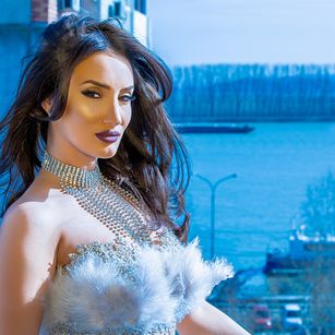 Model - AnnaKarev bigtits