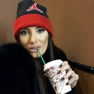 Model - AnnaKarev lips