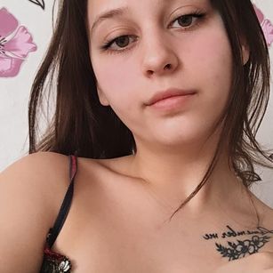 Model - Glamorous_Caramel music