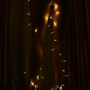 Model - Laila Noire oil