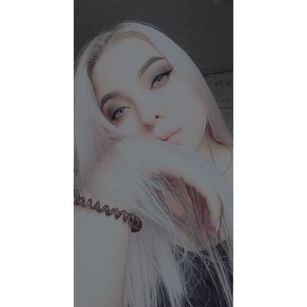 Model - Inessa flirting