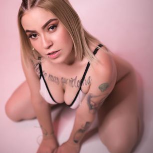 Model - Sara Crush feet