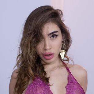 Model - IvyFerin oil