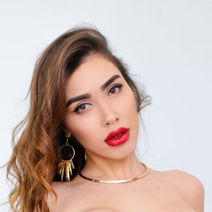 Model - IvyFerin oil