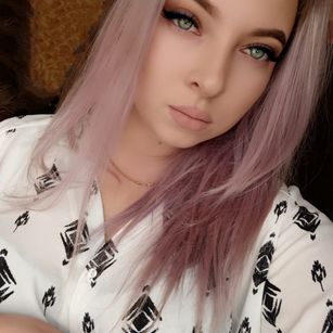 Model - Inessa flirting