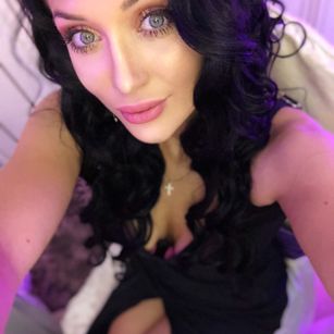 Model - AletaO strapon