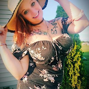 Model - Shannon Smokes bigtits