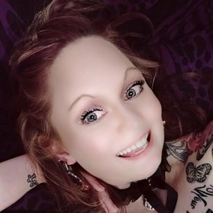 Model - Shannon Smokes bigtits