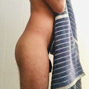 Model - ValenciagaVa anal