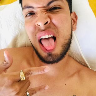 Model - ValenciagaVa masturbate