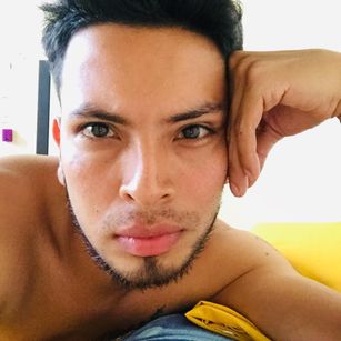 Model - ValenciagaVa gay