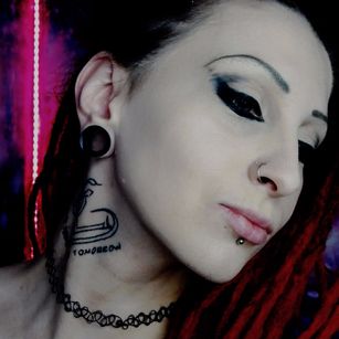 Model - Marta_Katze pierced