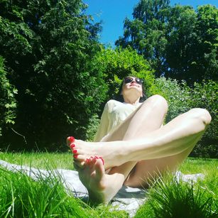 Model - Dominatrix Dinah milf