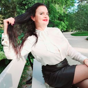 Model - Dominatrix Dinah legs