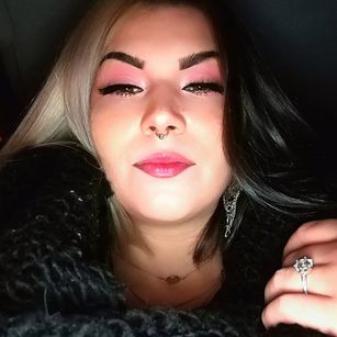 Model - Miss Kyra smoking