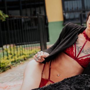 Model - Lili G striptease