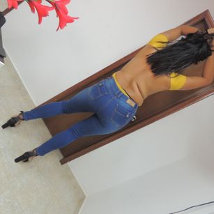 Model - Nicoll brunette