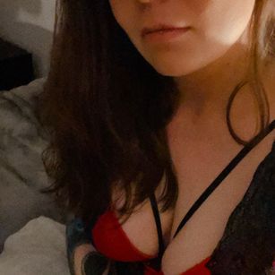 Model - DrippinLipz horny