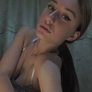 Model - Tinalina feet