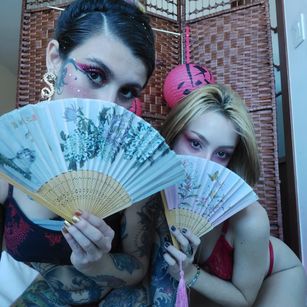 Model - Macha y Alice piercing