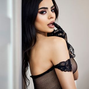 Model - TanyaRaven dildo