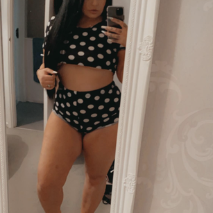 Model - SAVANNAH_CURVES_XXX spitting