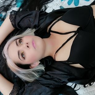 Model - Jeniffer deepthroat