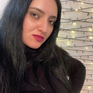 Model - AmiraDesalted pantyhose