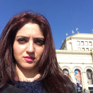 Model - AmiraDesalted brunette