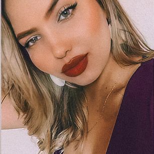 Model - Libertina dangling