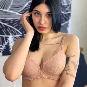 Model - Emilia_Johnson Hot