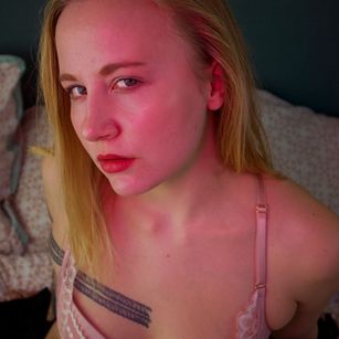 Model - Marie Hardon pale