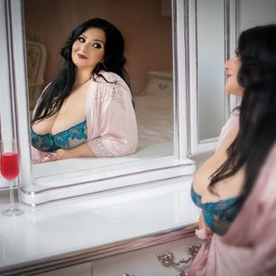 Model - LisaReynolds ohmibod