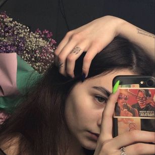 Model - Bella_Clapton smoking