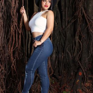 Model - Luna Lauder curves