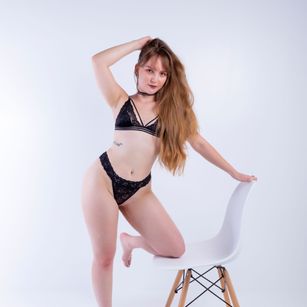 Model - Alisson Brown latina