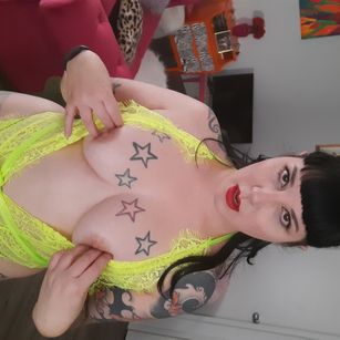 Model - Polly Luxe feet